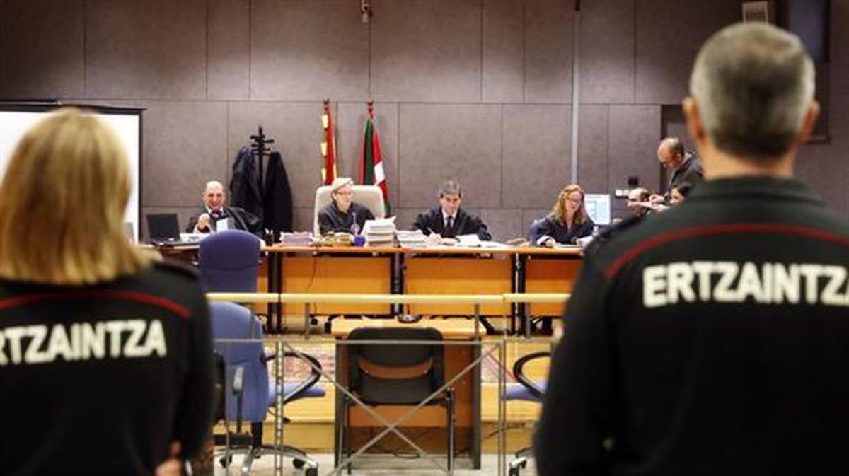 El tribunal que preside el juicio por la muerte de Iñigo Cabacas. Foto: EFE