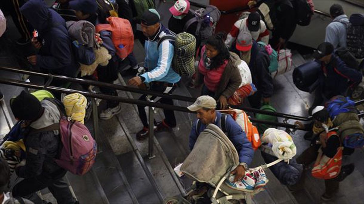 Erdialdeko Amerikako migratzaileak, Mexiko Hiriko metroan / EFE.
