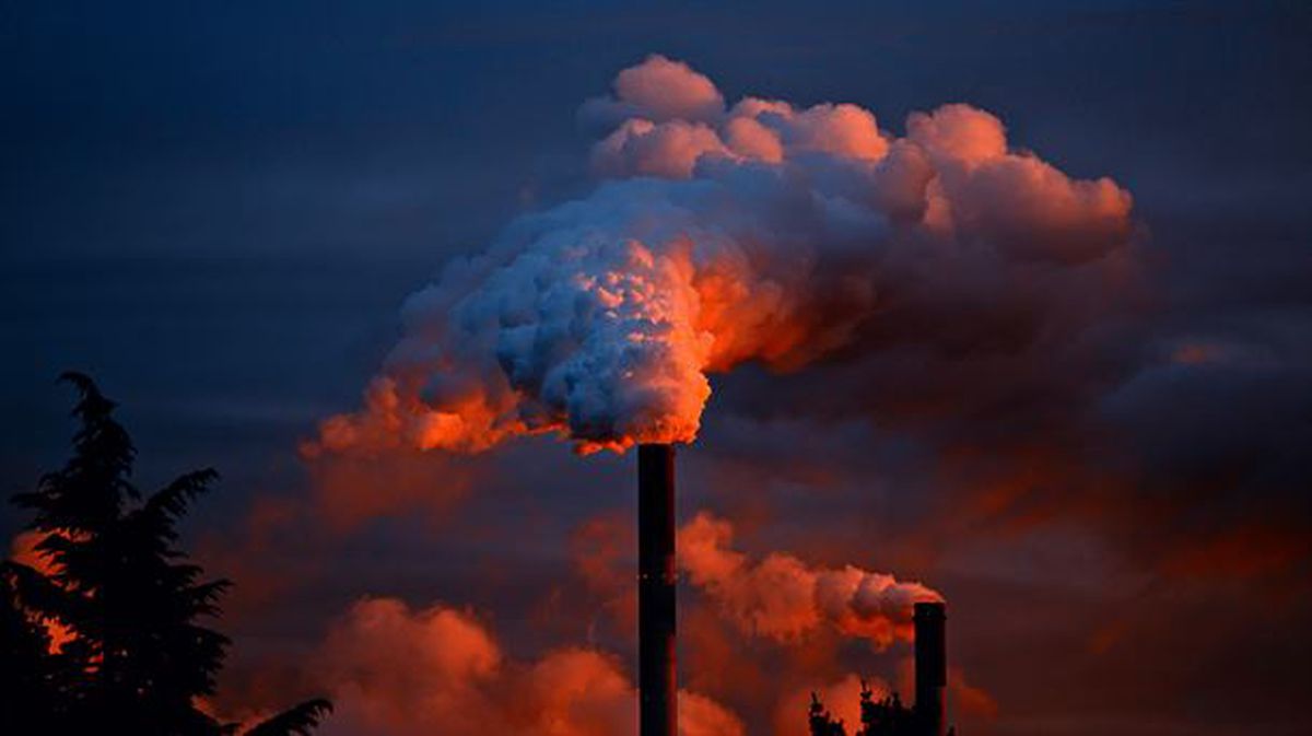 Masas de gas que salen de una chimenea industrial contaminan el cielo