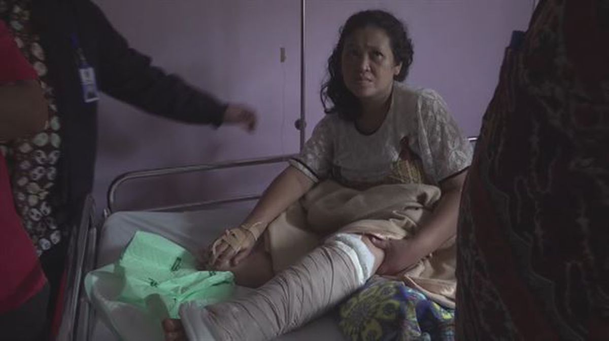 Mujer indonesia hospitalizada tras el tsunami