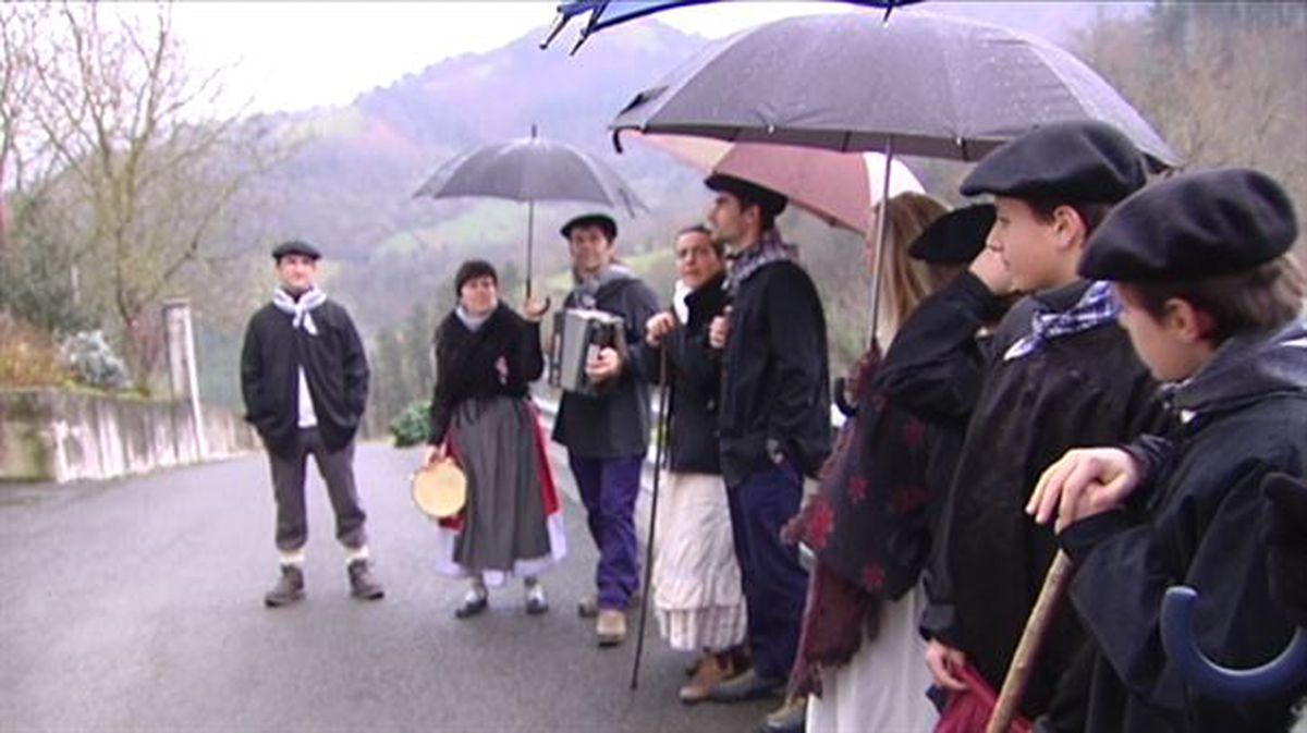 Asteasu recupera la tradición de cantar las coplas de Santa Águeda por los caserios