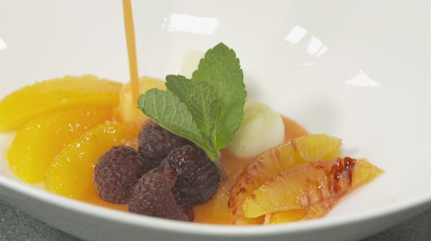 Sopa de fruta (licuado de naranja, zanahoria y manzana)