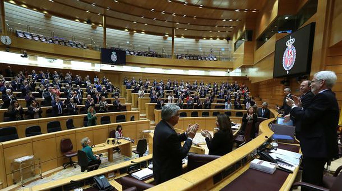 Los senadores despiden a Pío García Escudero, presidente de la Cámara, en la última sesión.