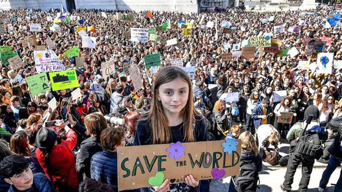 Miles de estudiantes protestan en Roma contra el cambio climático.