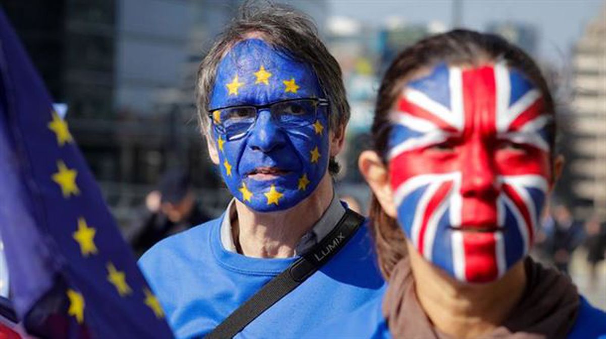 Contrarios al 'brexit', con la cara pintada, en una protesta en Bélgica. 