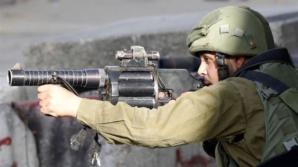Israeldarrek bi palestinar hil dituzte tiroz