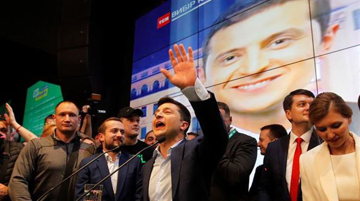 Zelenski celebra su victoria en las elecciones ucranianas. 