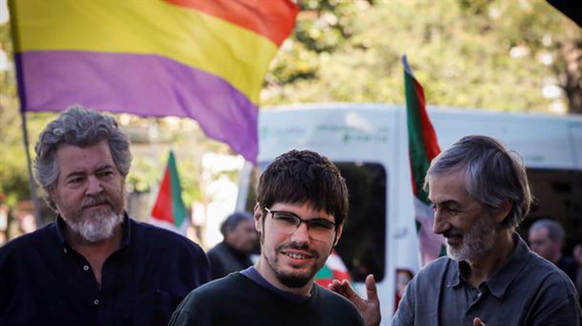 Los principales candidatos de Elkarrekin Podemos sobre el escenario durante el acto de Donostia