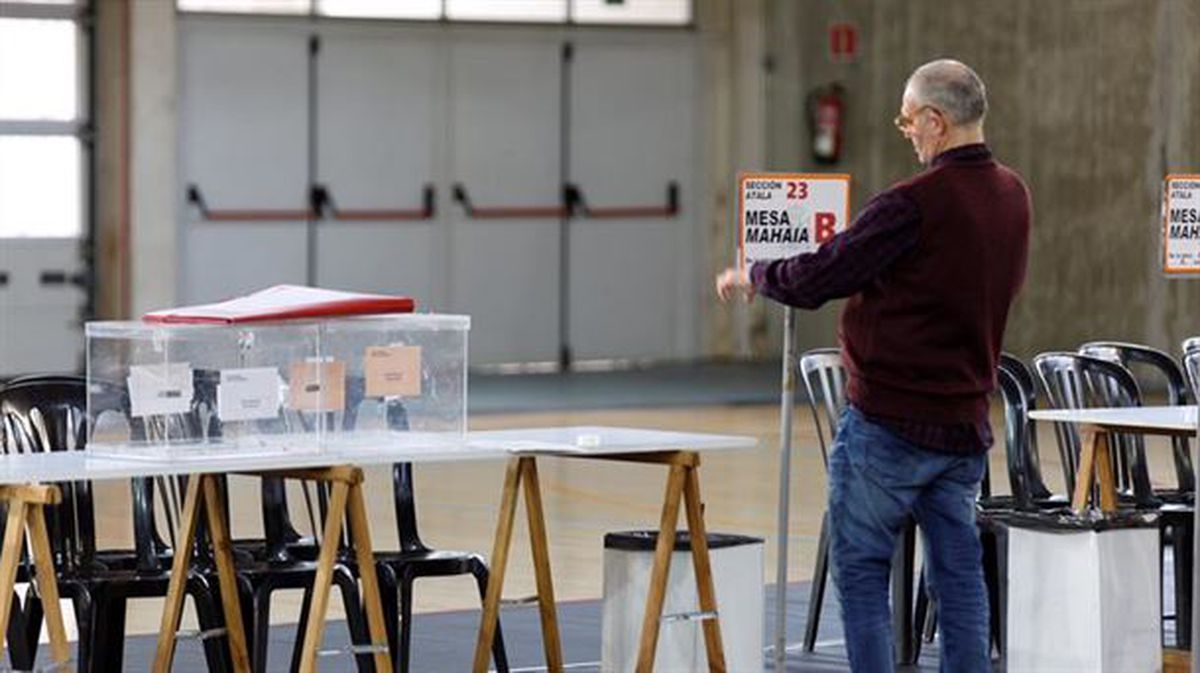 Una mesa electoral de San Sebastián, en las pasadas elecciones generales. 