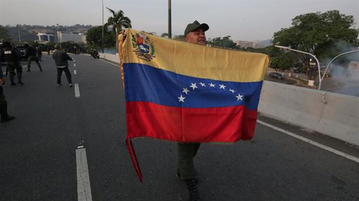 Venezolano con la bandera de Venezuela
