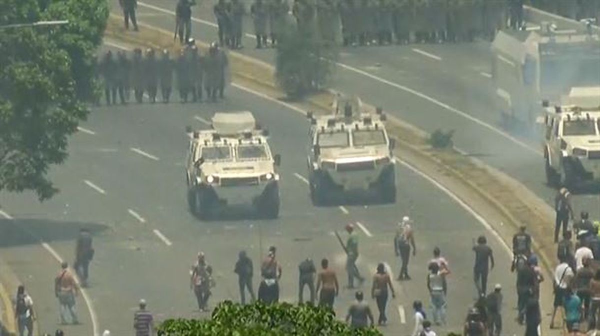 Venezuelako Armadako tankeek manifestari talde bat harrapatu dute