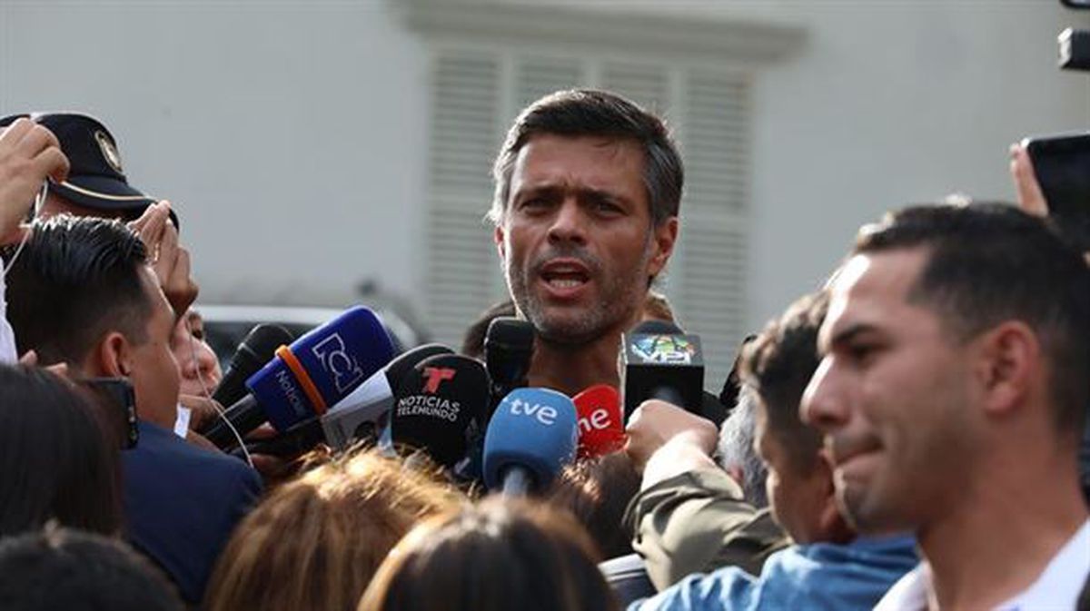 Leopoldo Lopez oposizioko buruzagia Espainiako enbaxadan.