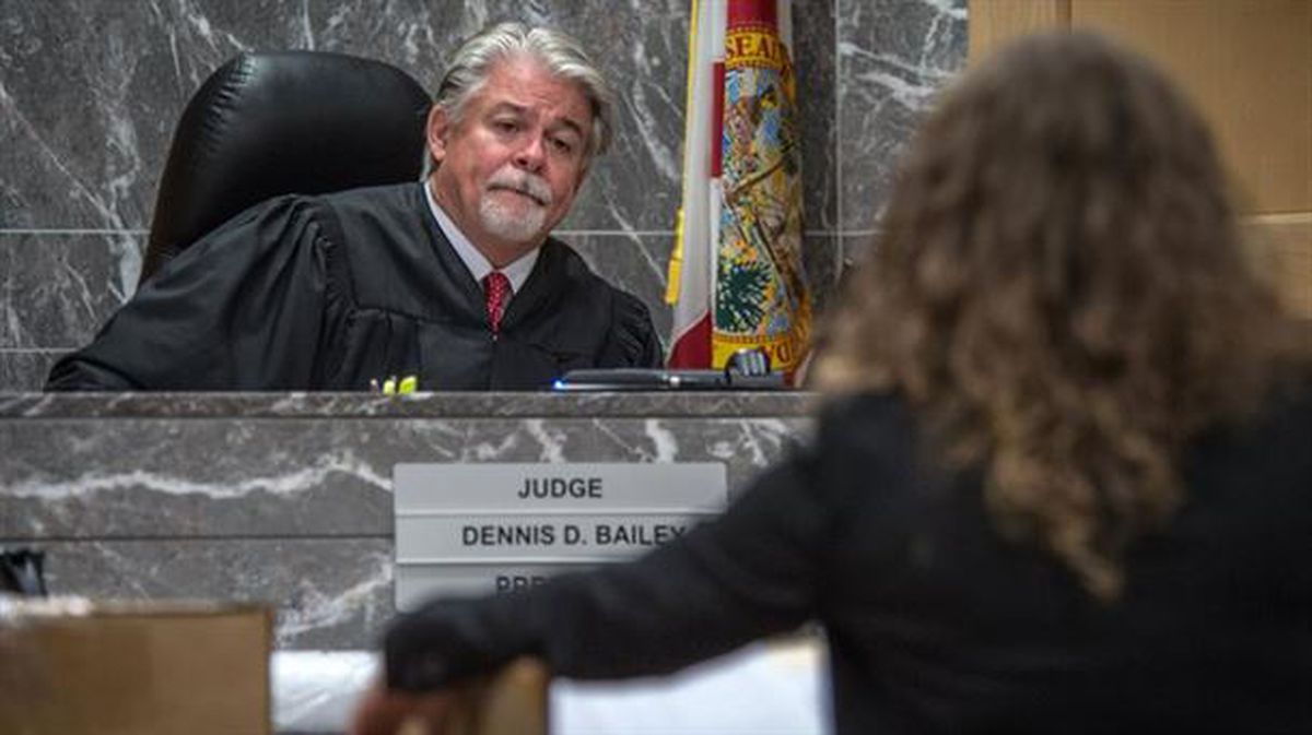 El juez Denis Bailey escucha a la fiscal Katya Palmiotto.