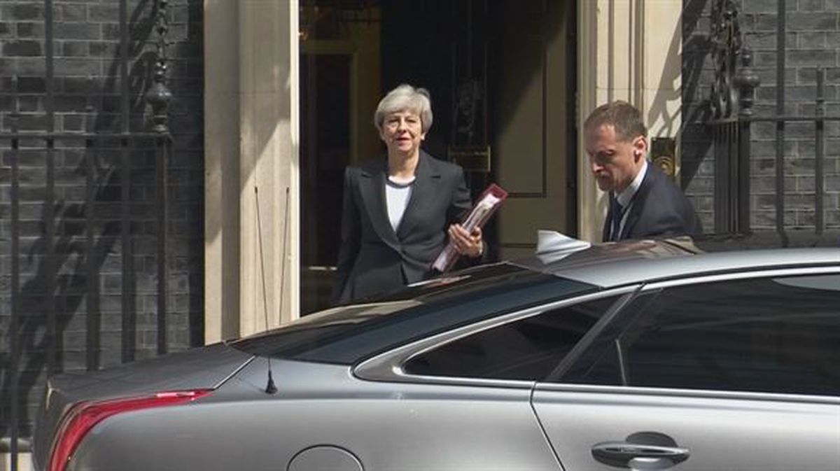 Theresa May saliendo del número 10 de Downing Street (Londres).