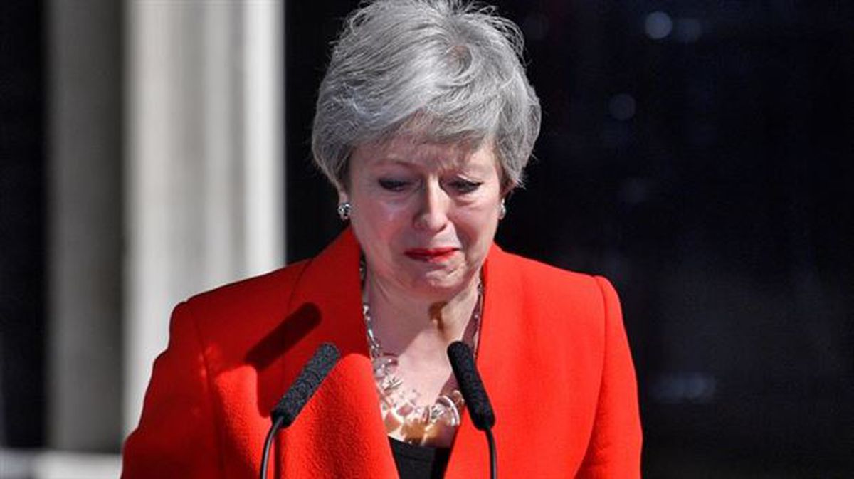 Theresa May rompe a llorar al término del anuncio de su dimisión