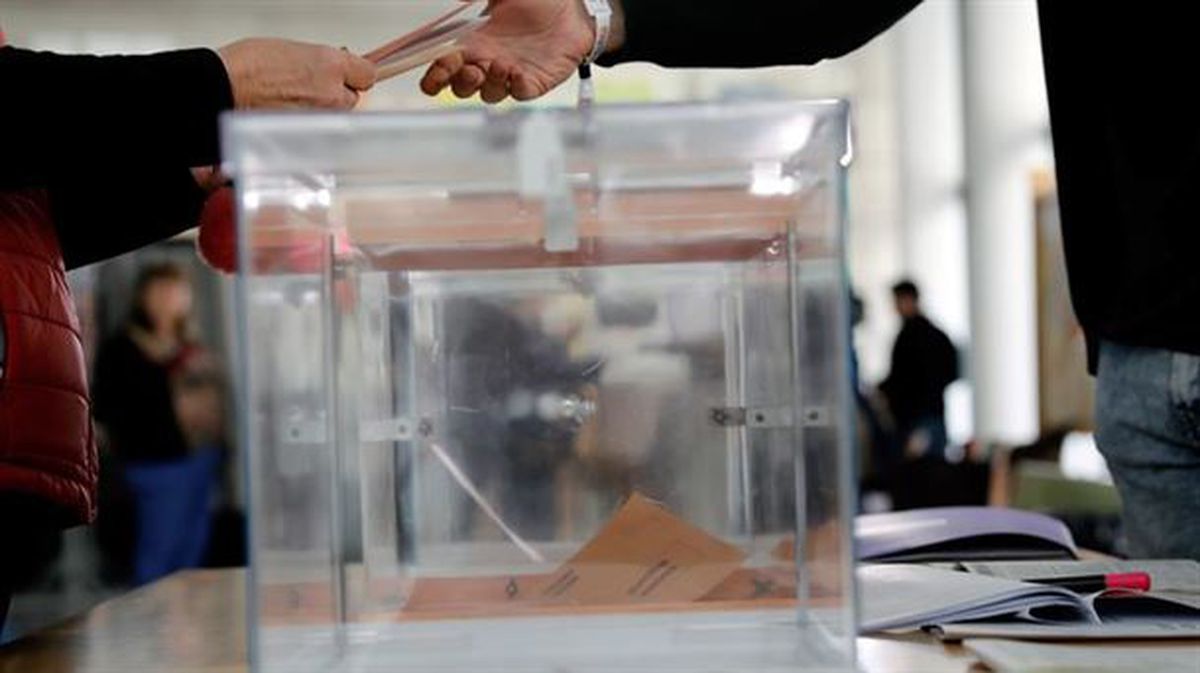Una persona depositando su voto en una urna