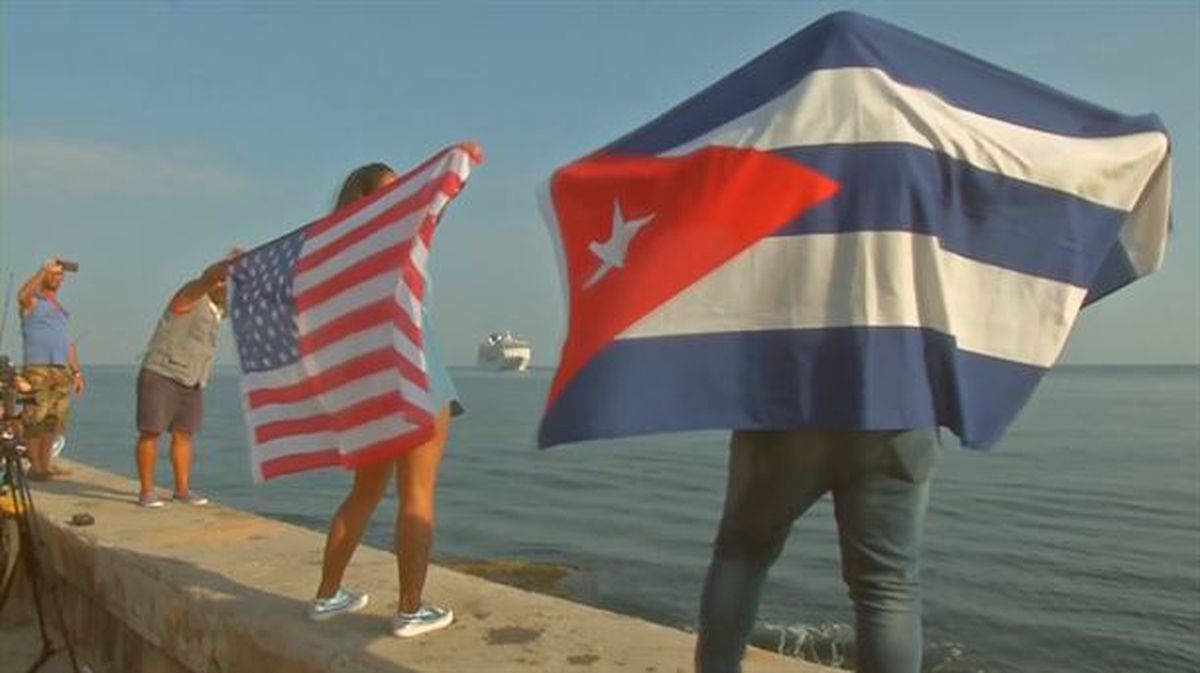 Banderas de EE. UU. y Cuba. Foto: Efe