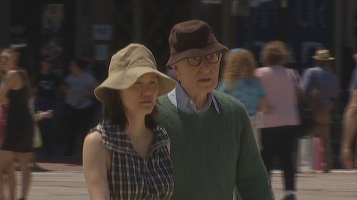 Woody Allen y su pareja, de paseo por Bilbao
