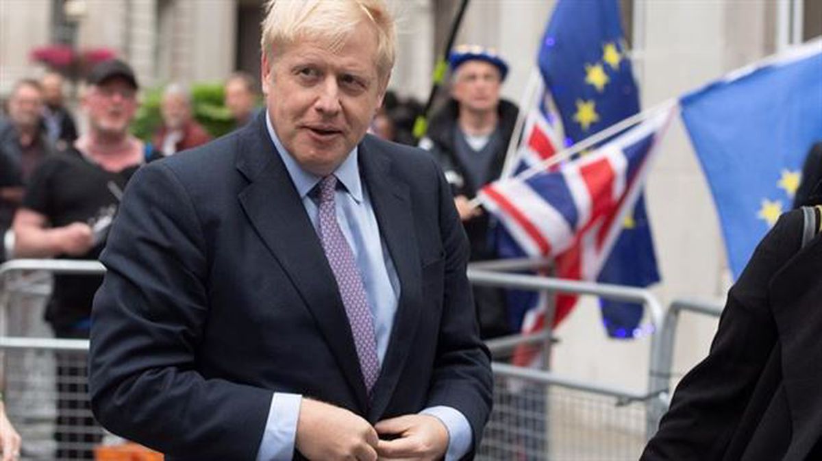 Boris Johnson Alderdi Kontserbadorea gidatzeko hautagaia, BBCre egoitzara sartzen