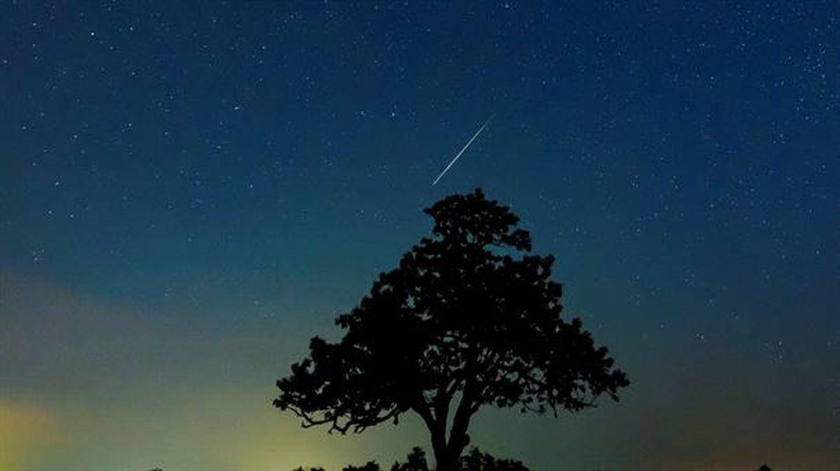 Una estrella fugaz (perseida o lágrima de San Lorenzo) en el cielo de Hungría. Foto de archivo: EFE