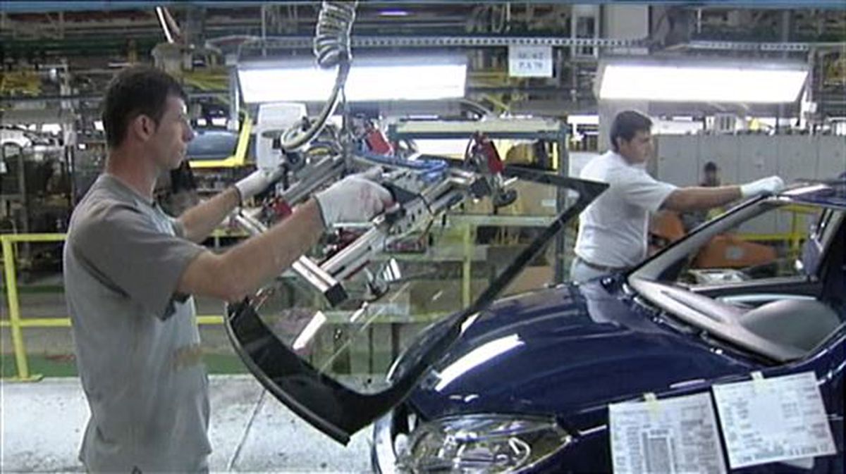 Varios trabajadores en una fábrica alemana, en imagen de archivo. Foto de un vídeo de EITB Media.