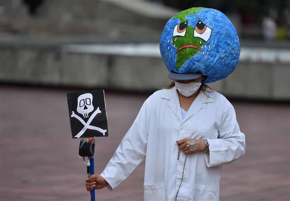 Herritar bat klima aldaketaren aurka protesta egiten. Artxiboko argazkia: EFE
