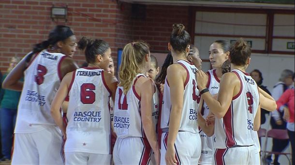 Las jugadoras del Lointek celebran la victoria ante el Györ