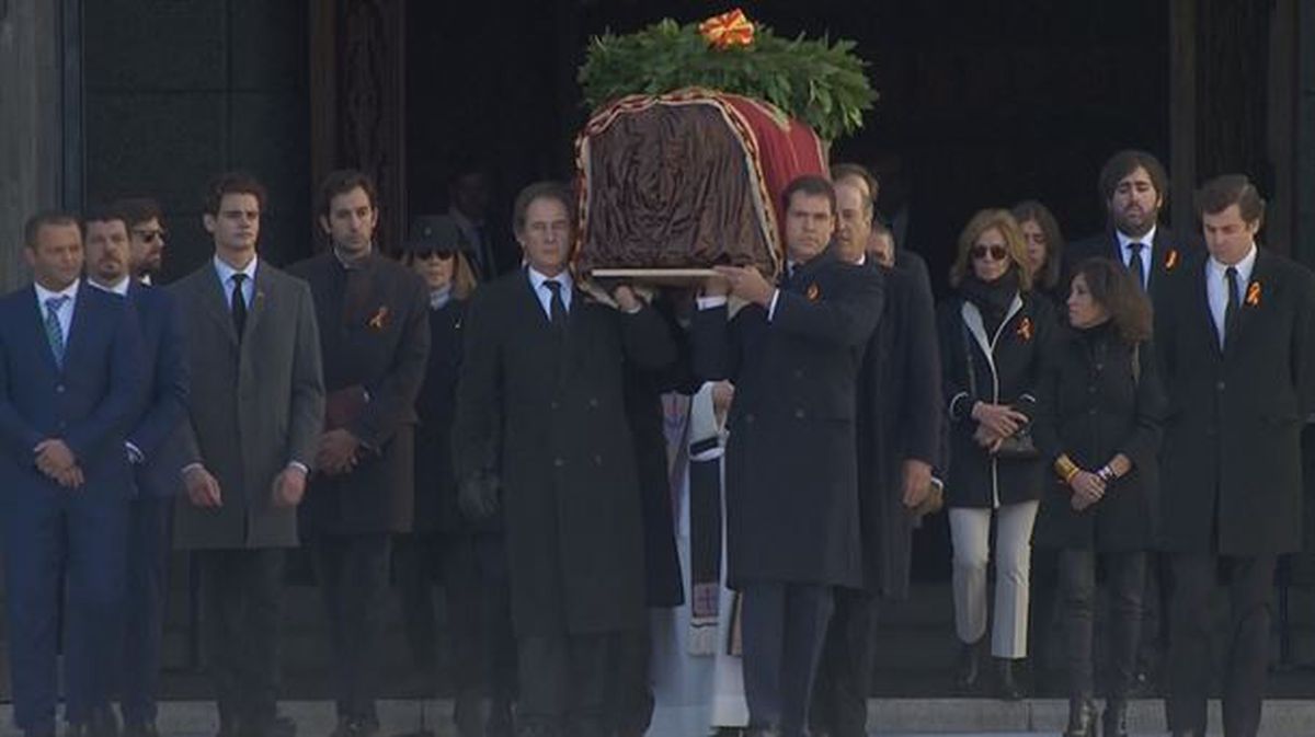 Cuatro familiares de Franco sacan a hombros el féretro de la Basílica