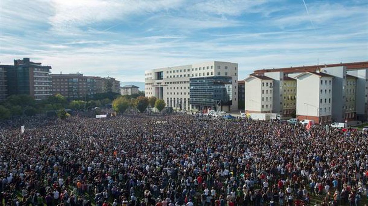 Miles de personas se concentran ante el Palacio de Justicia de Navarra.