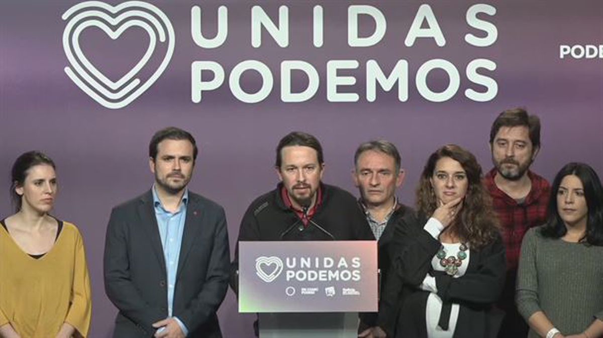 Pablo Iglesias, acompañado de varios dirigentes de Unidad Podemos, en su comparecencia. Foto: EFE. 