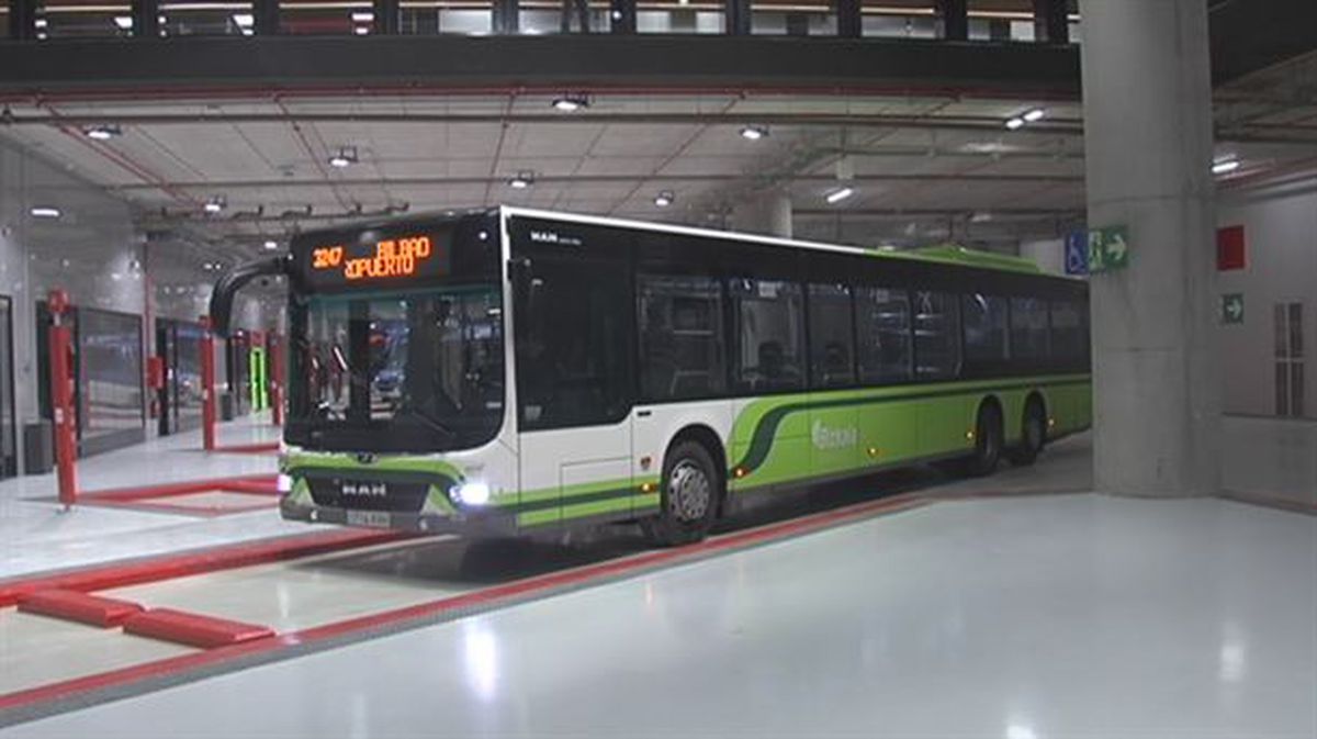 Un autobús de Bizkaibus, en San Mamés. Foto: EITB MEDIA