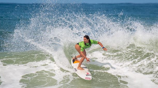 Ariane Ochoa en una de sus maniobras sobre las olas