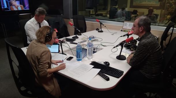Bingen Zupiria y Kike Amonarriz, junto a Loreto Larumbe, en los estudios centrales de Radio Euskadi.