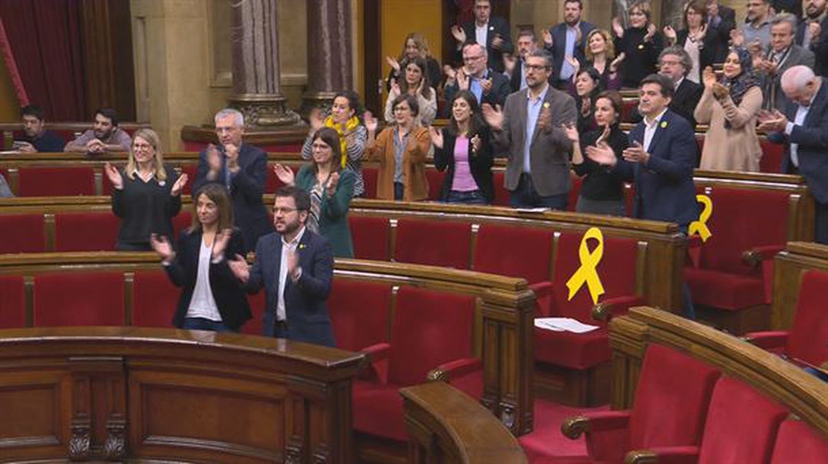 Parlamentarios independentistas aplauden puestos en pie.