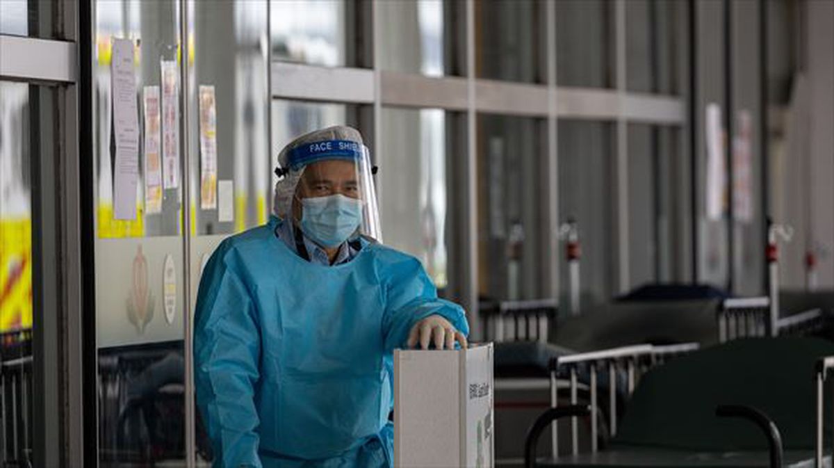Un sanitario en el Hospital Queen Elizabeth, Hong Kong donde un hombre ha muerto por el coronavirus.