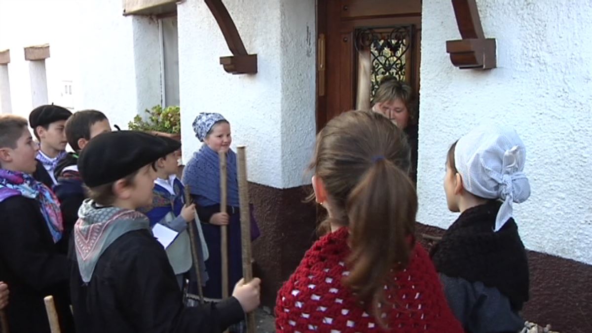 Vecinos de Aduna cantan Santa Águeda, de caserío en caserío, como se hacía antaño