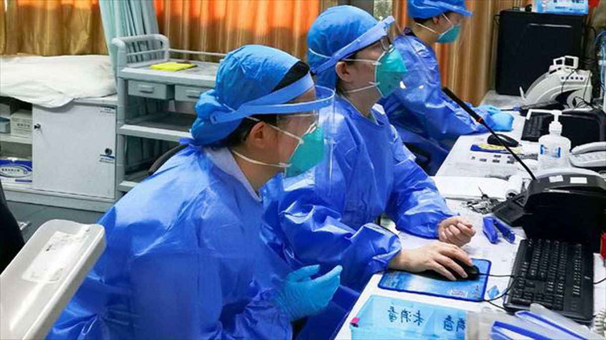 Txinako Shenzhen hiriko ospitale bateko erizainek maskara daramate koronavirusarengandik babesteko