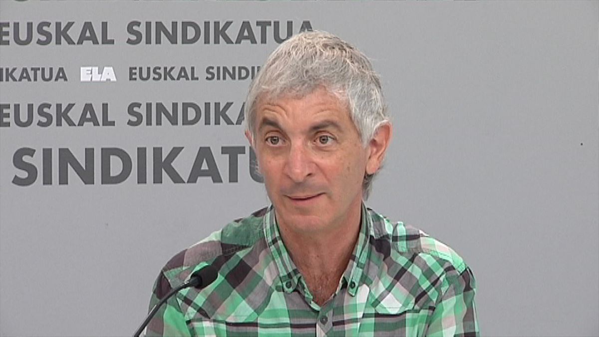 Mikel Noval, representante de ELA, en una rueda de prensa