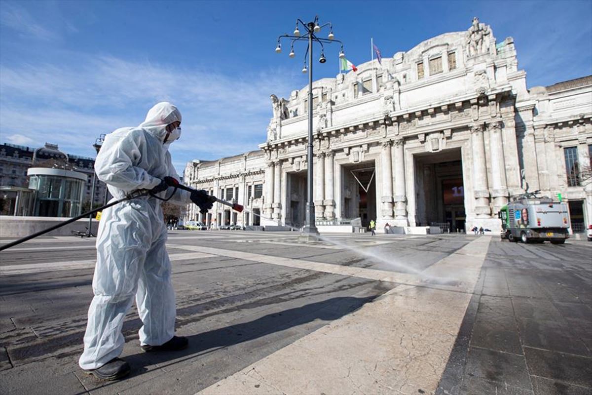 Una persona emplea desinfectante para hacer frente al coronavirus COVID-19 en Italia.
