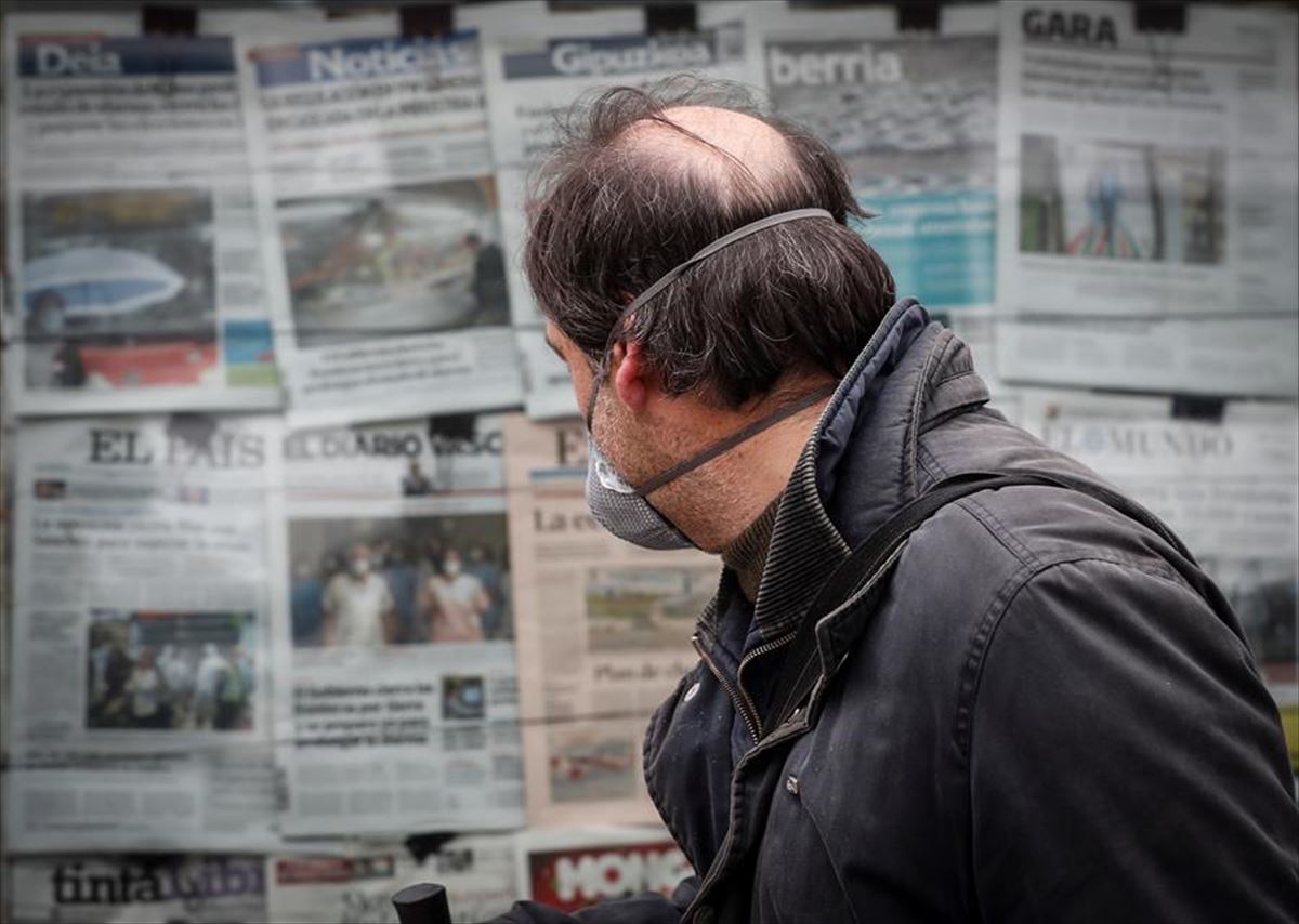 Un hombre con mascarilla en Donostia. Foto: Efe