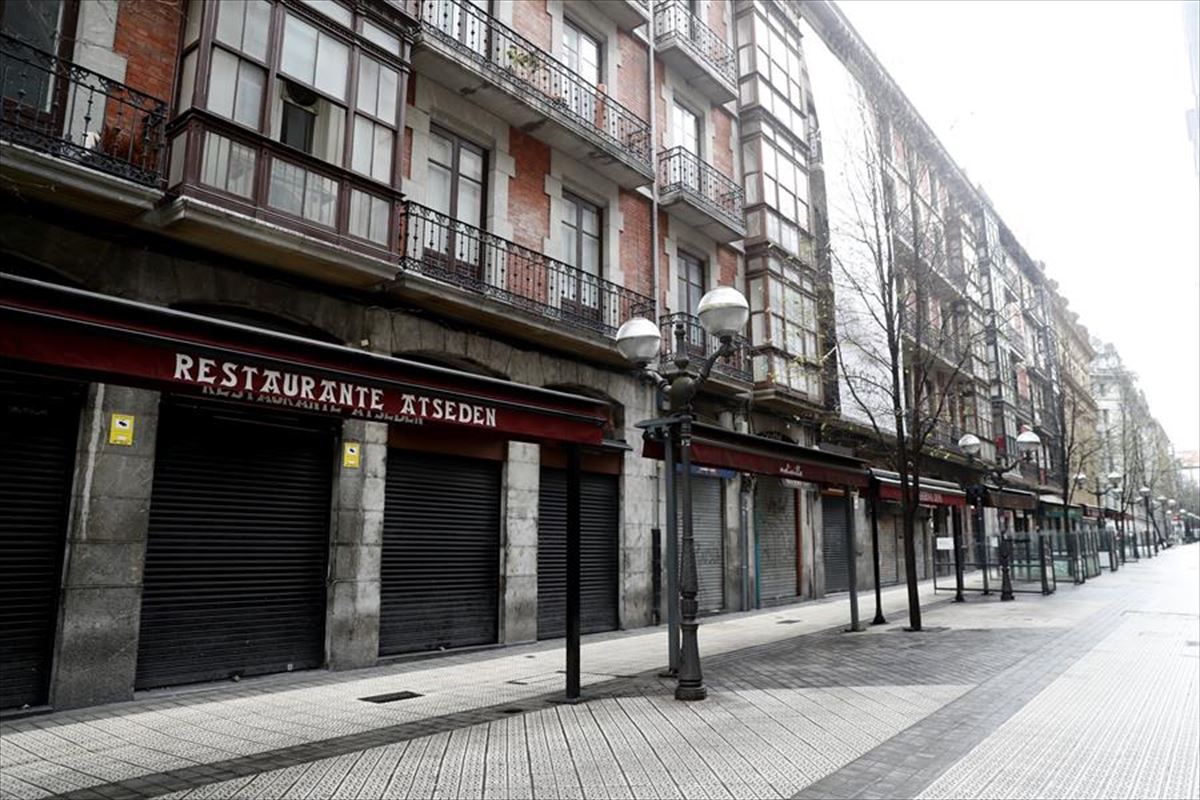 Una calle de Bilbao vacía, este martes