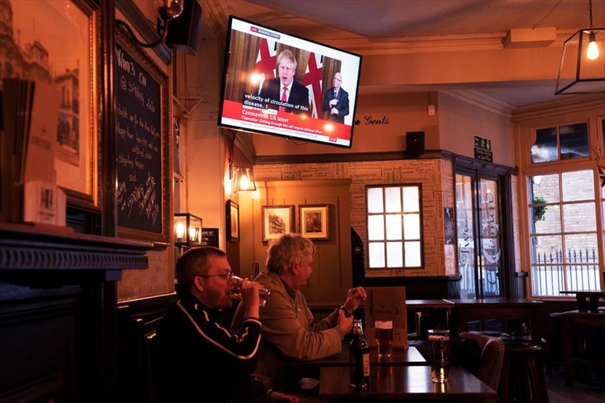 Boris Johnsonen hitzaldia, pub bateko telebistan