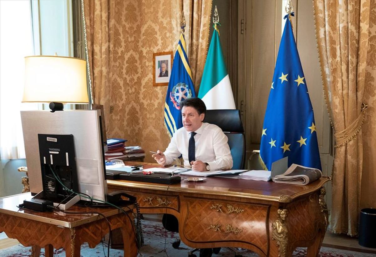 Giuseppe Conte en una rueda de prensa virtual, desde su despacho