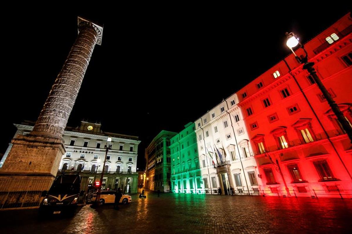 Palacio Chigi, iluminada con los colores de Italia