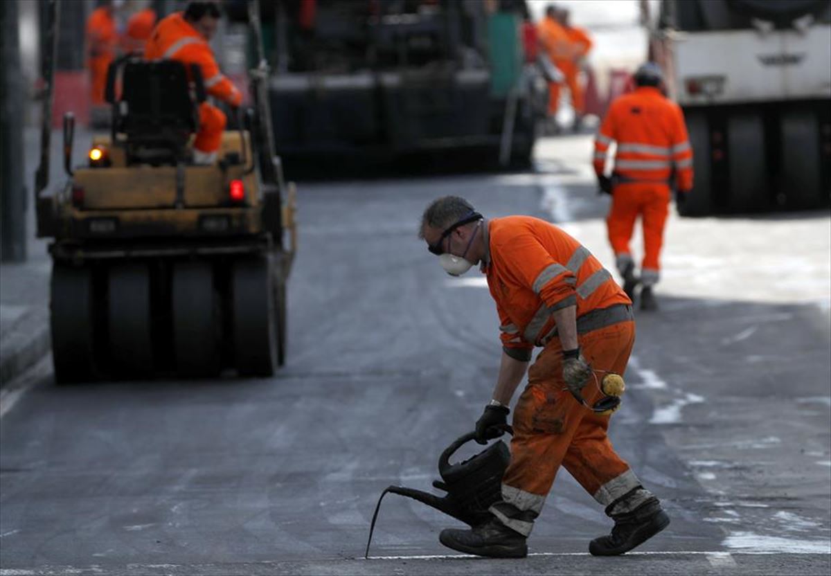 Trabajadores asfaltando una carretera en Bilbao.