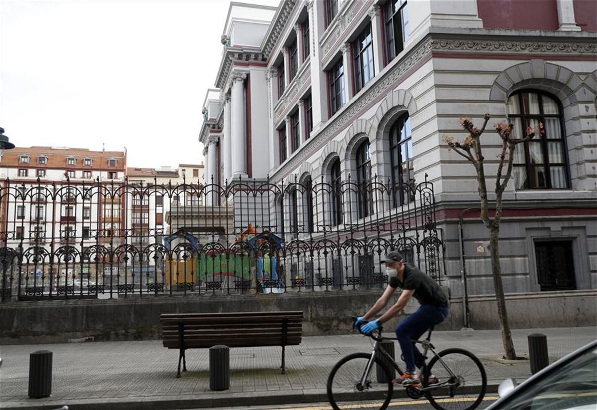 Una persona en bicicleta en Bilbao. FOto: EiTB