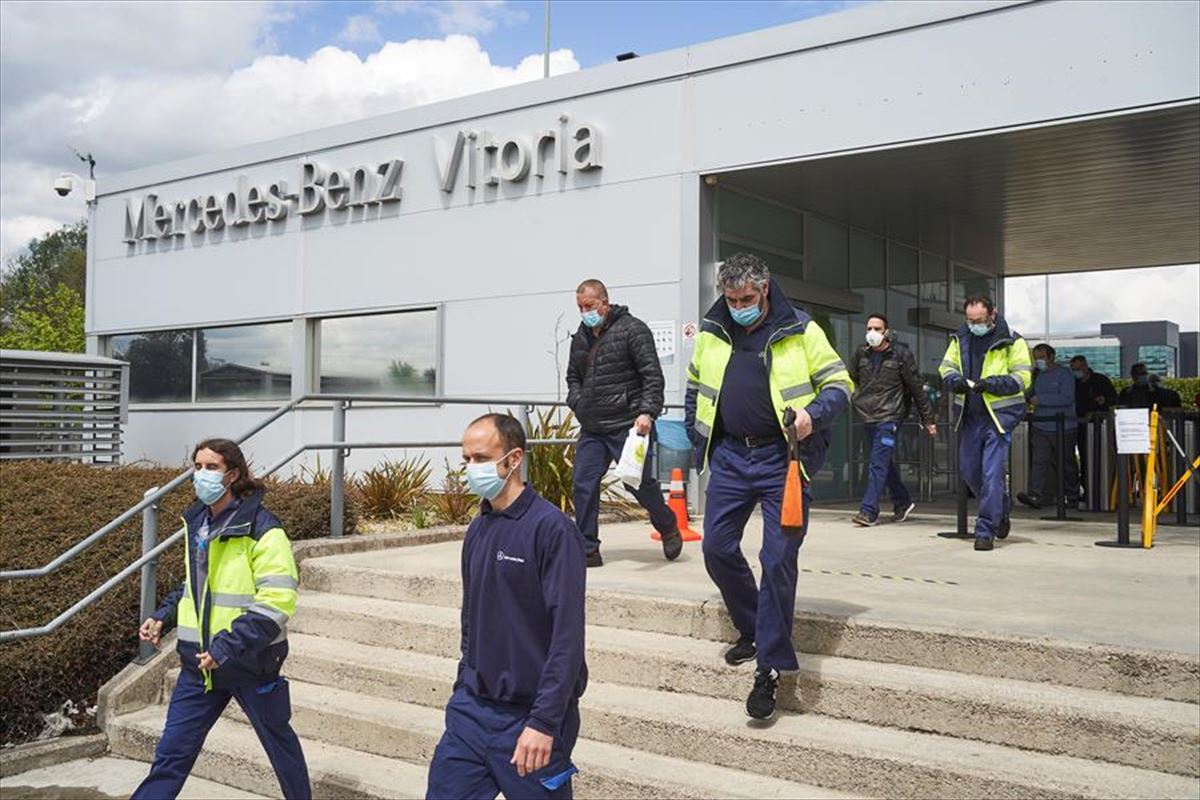 Trabajadores saliendo de la planta de Mercedes Vitoria. Foto de arhivo: EFE
