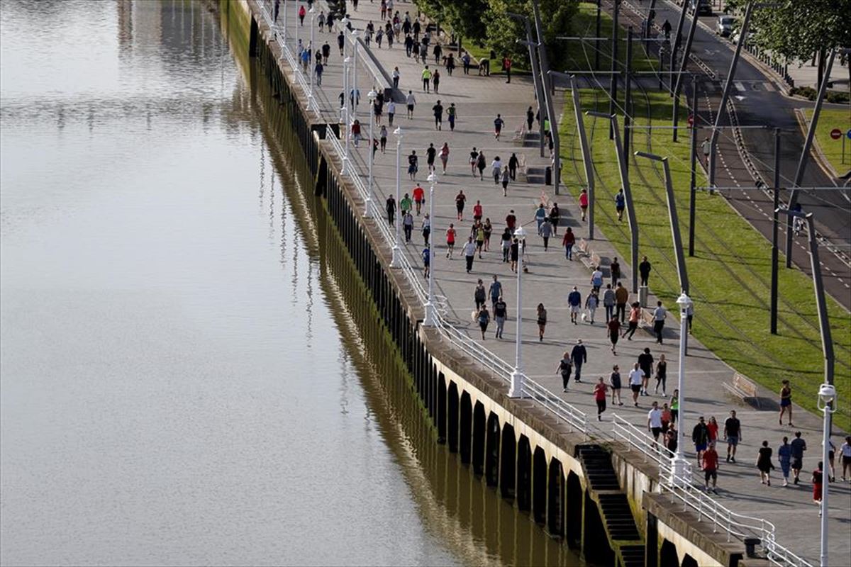 Varias personas caminan por Bilbao durante la desescalada. 