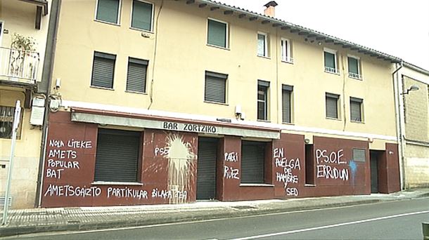 V Deo Realizan Pintadas Y Lanzan Pintura Contra La Sede Del Pse Ee De