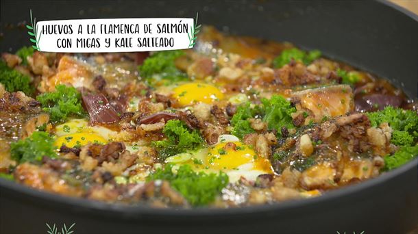 Huevos a la flamenca de salmón con migas y kale salteado